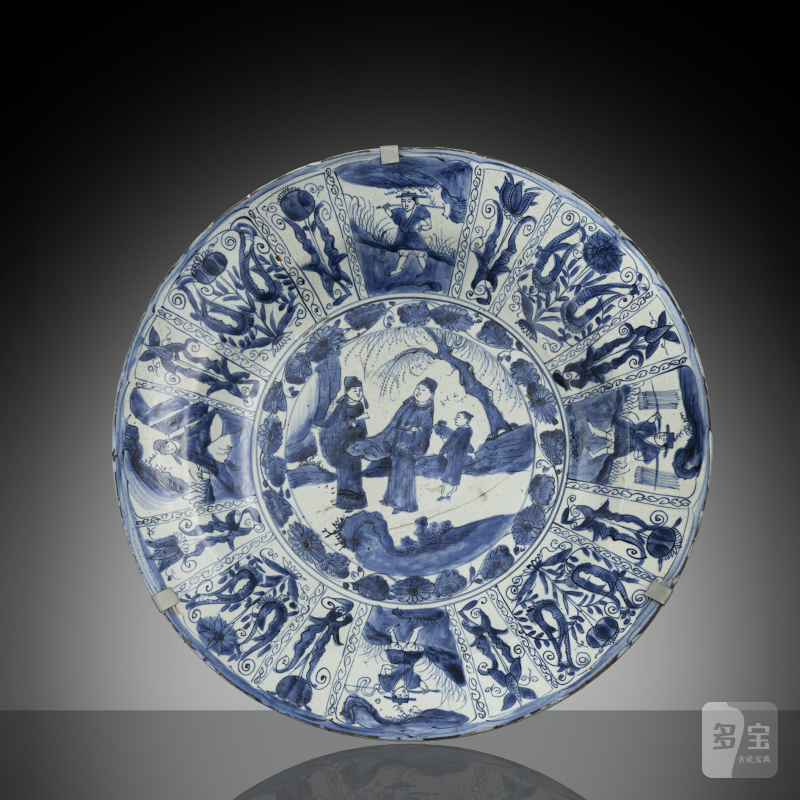 A large blue and white 'Kraak' charger with decoration of scholars and servant boy and reserves with tulips and flowers - 图1
